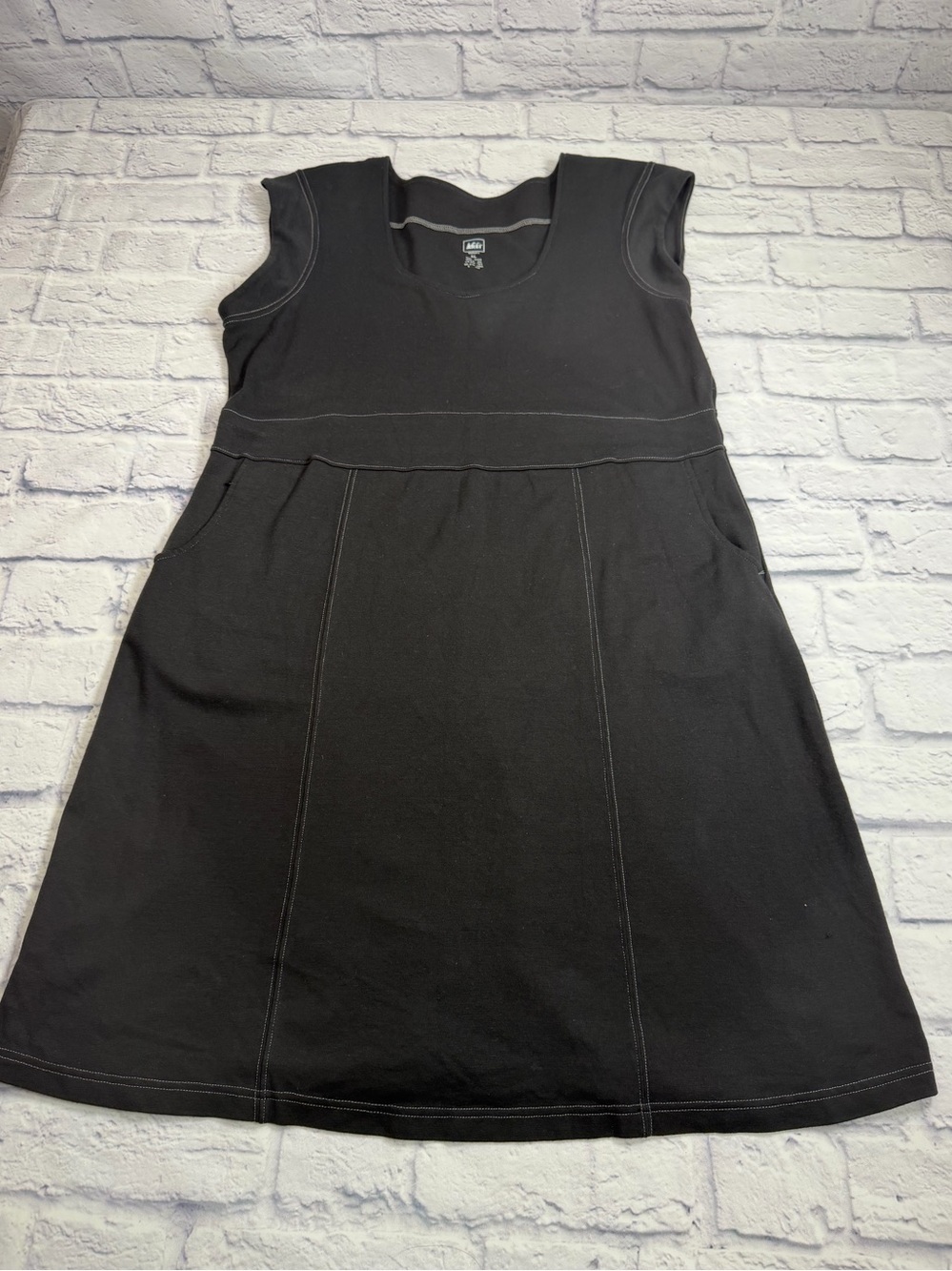 REI Charcoal Sleeveless Scoop-Neck Mini Dress with Pockets. Size XL.